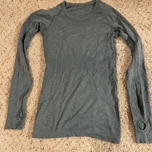 Lululemon size 4 long sleeve top